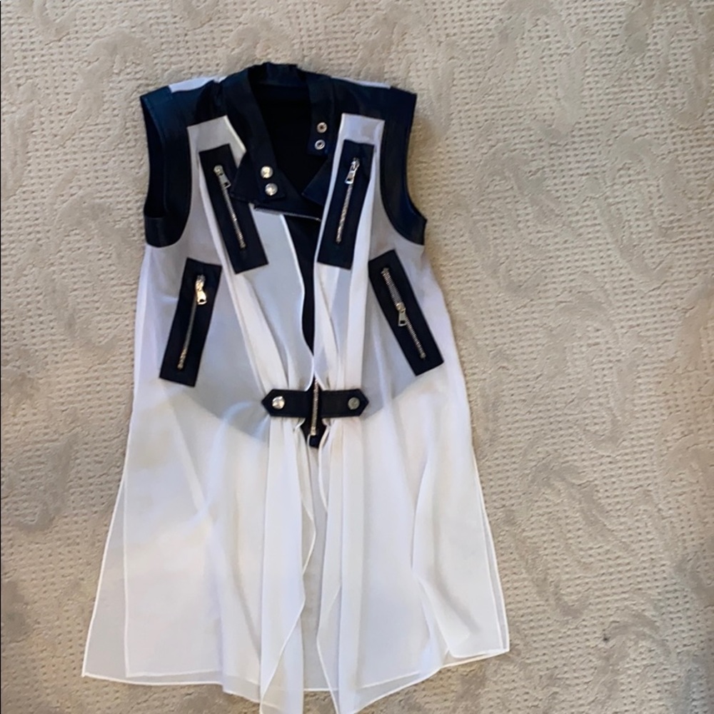 Absolutely gorgeous zip up top from France